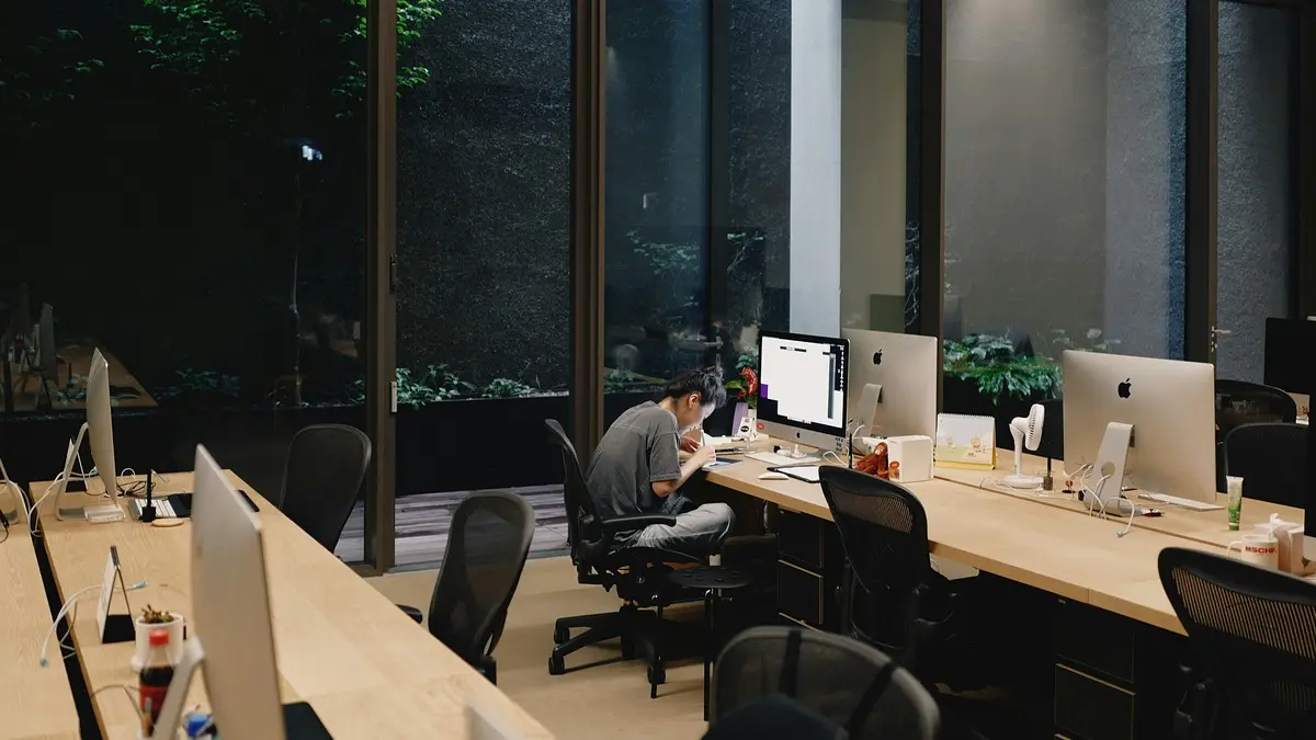 Сотрудник работает один в офисе поздним вечером